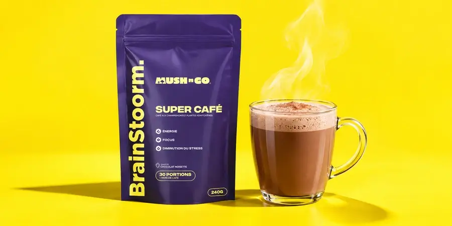Busta viola di Brainstoorm di Mush N Go e una tazza di vetro di bevanda al cioccolato fumante su fondo giallo limone